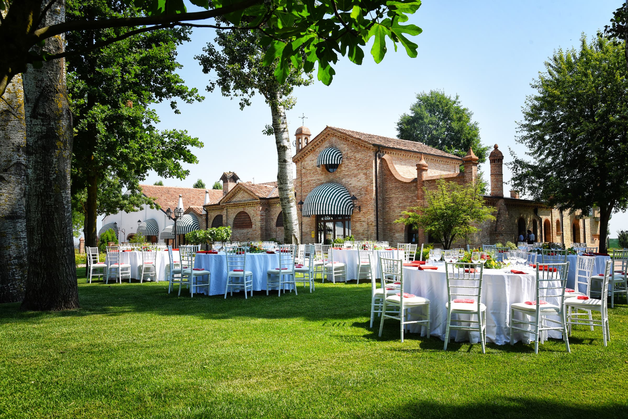 Giardino allestito per un ricevimento a Romanina Eventi